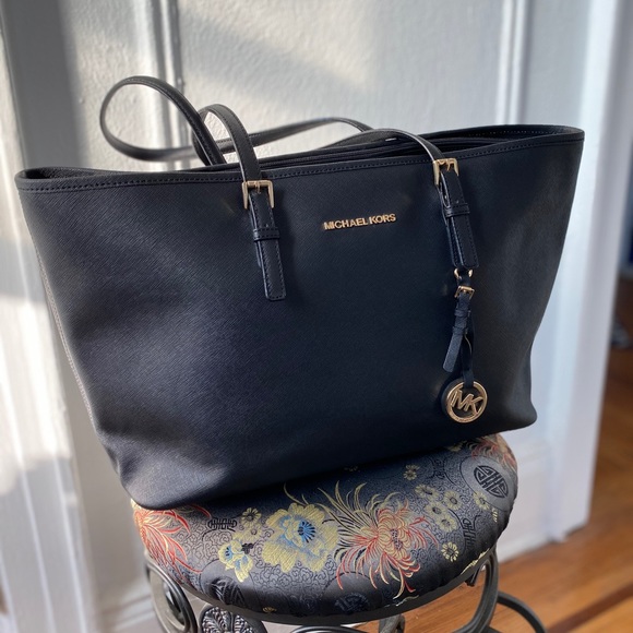 michael kors bag that fits laptop
